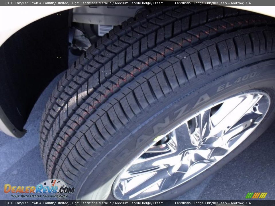 2010 Chrysler Town & Country Limited Light Sandstone Metallic / Medium Pebble Beige/Cream Photo #14