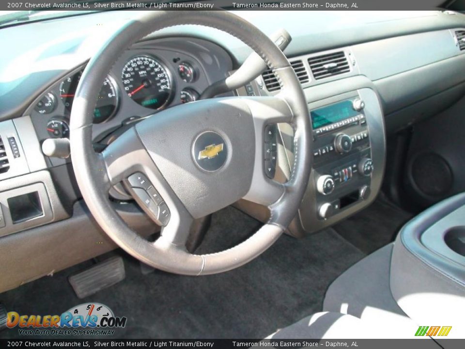 2007 Chevrolet Avalanche LS Silver Birch Metallic / Light Titanium/Ebony Photo #12