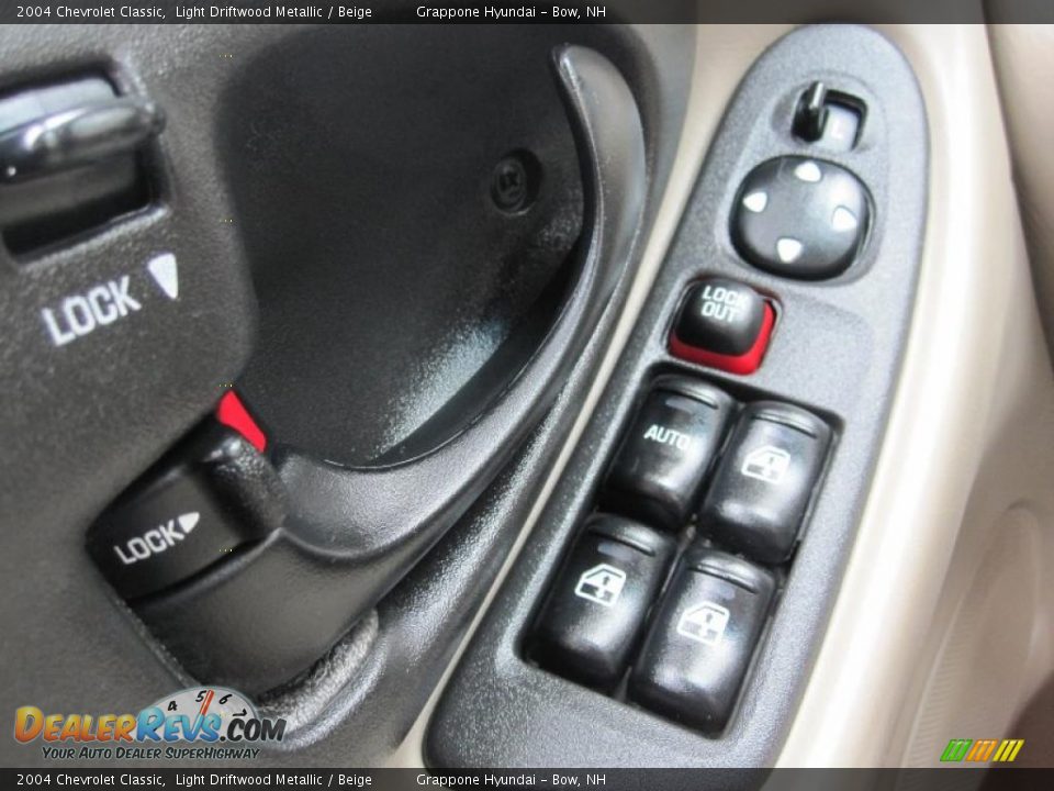 2004 Chevrolet Classic Light Driftwood Metallic / Beige Photo #9