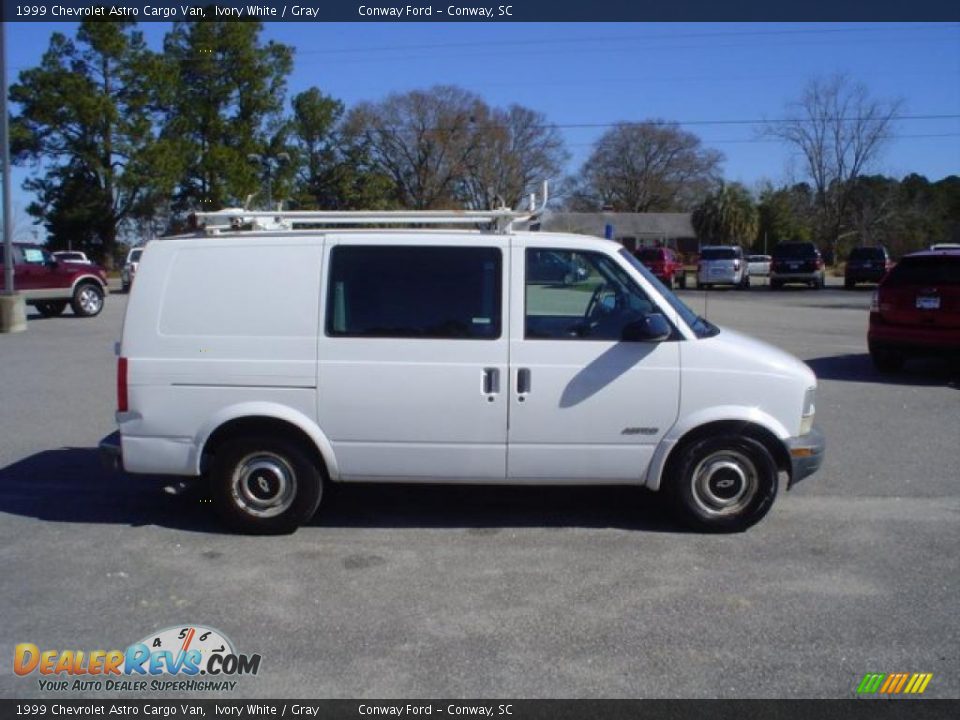 1999 Chevrolet Astro Cargo Van Ivory White / Gray Photo #4