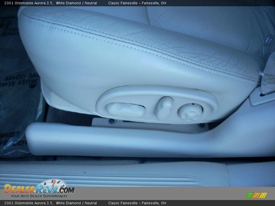 2001 Oldsmobile Aurora 3.5 White Diamond / Neutral Photo #9