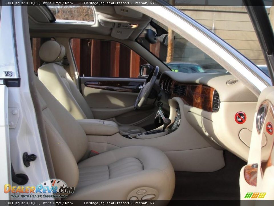 2001 Jaguar XJ XJ8 L White Onyx / Ivory Photo #26