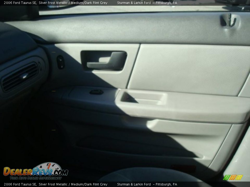 2006 Ford Taurus SE Silver Frost Metallic / Medium/Dark Flint Grey Photo #17
