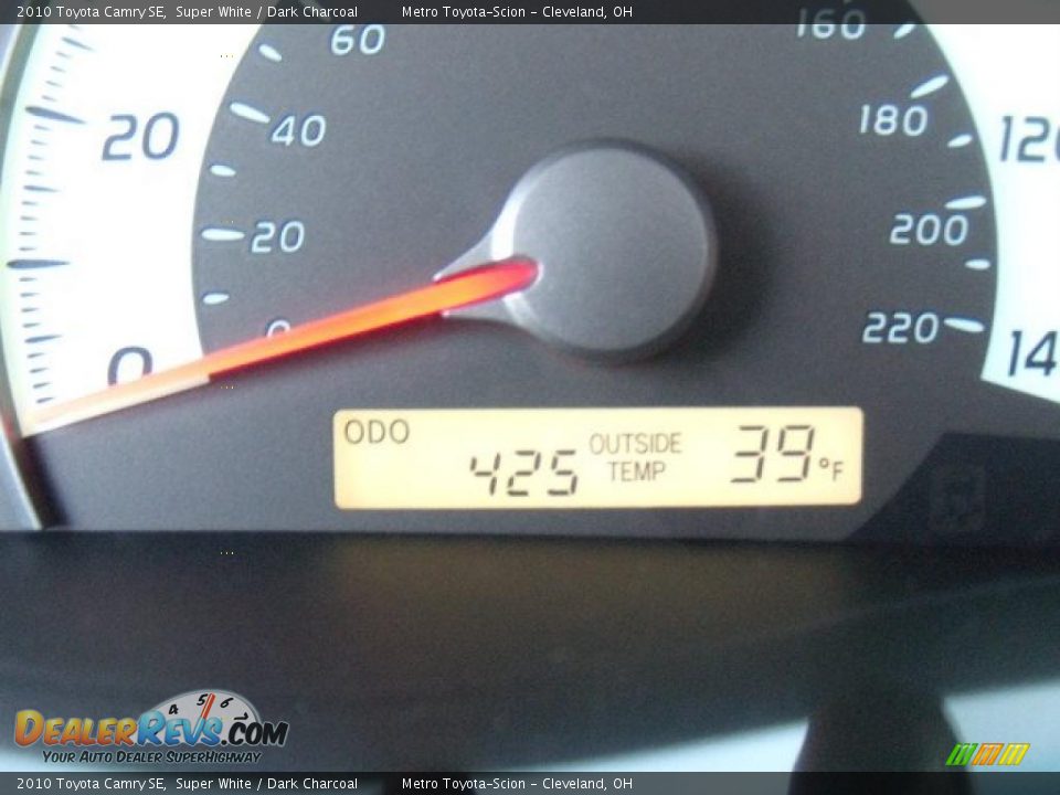 2010 Toyota Camry SE Super White / Dark Charcoal Photo #17