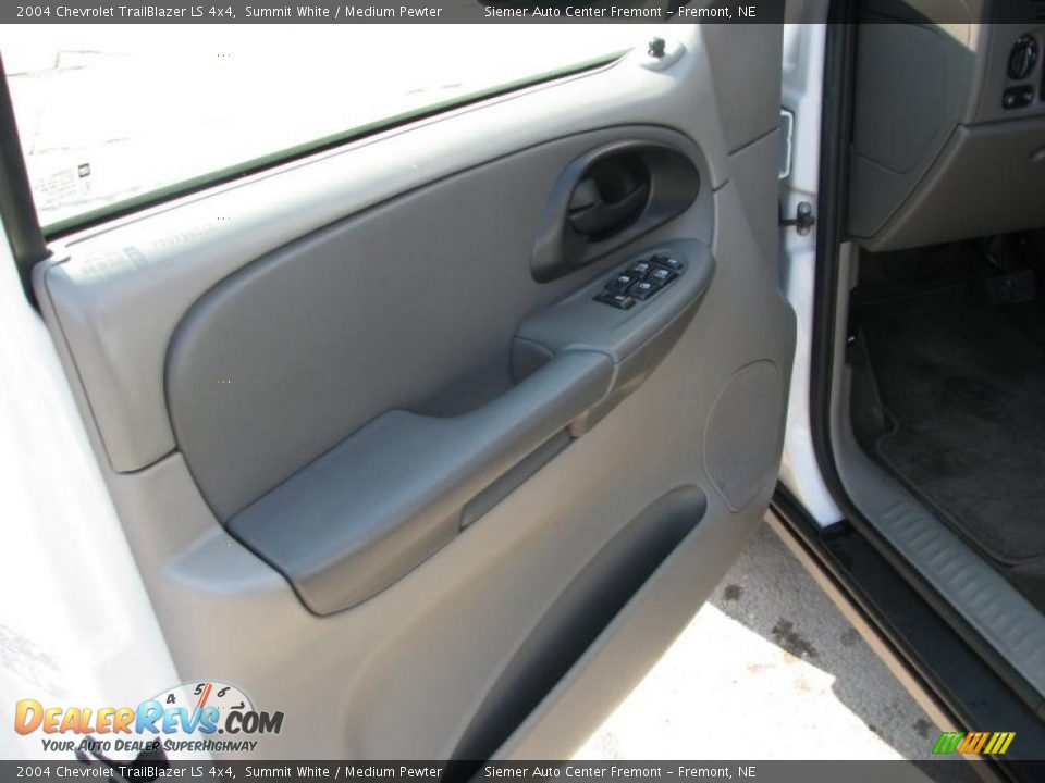 2004 Chevrolet TrailBlazer LS 4x4 Summit White / Medium Pewter Photo #15