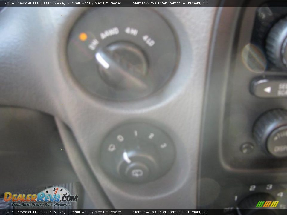 2004 Chevrolet TrailBlazer LS 4x4 Summit White / Medium Pewter Photo #24
