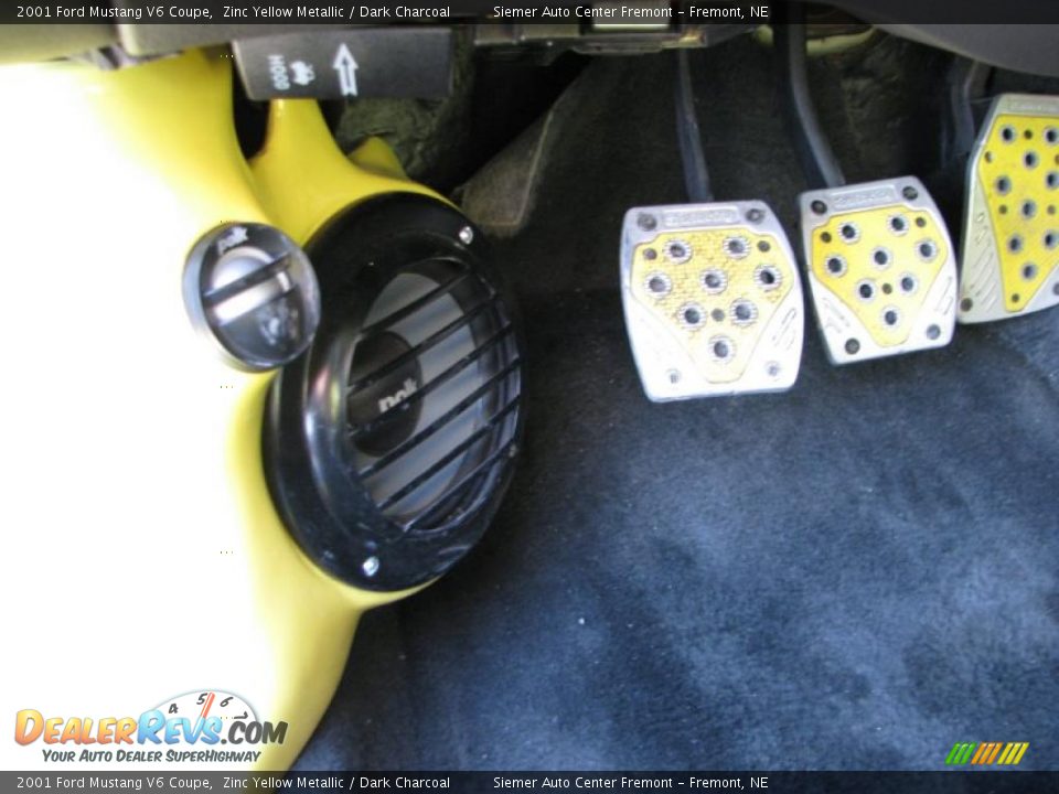 2001 Ford Mustang V6 Coupe Zinc Yellow Metallic / Dark Charcoal Photo #15