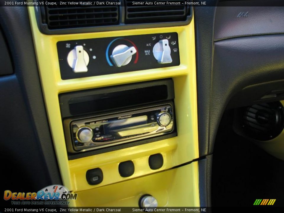 2001 Ford Mustang V6 Coupe Zinc Yellow Metallic / Dark Charcoal Photo #19