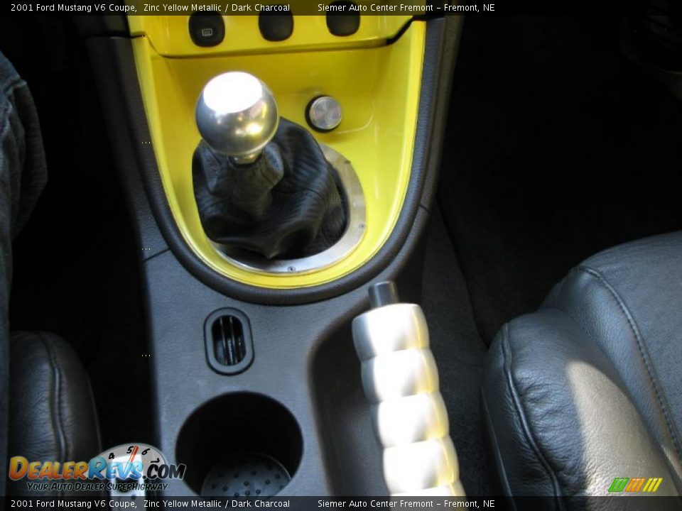 2001 Ford Mustang V6 Coupe Zinc Yellow Metallic / Dark Charcoal Photo #20