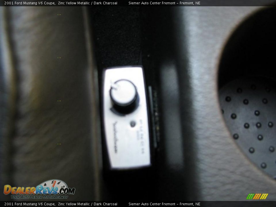 2001 Ford Mustang V6 Coupe Zinc Yellow Metallic / Dark Charcoal Photo #21