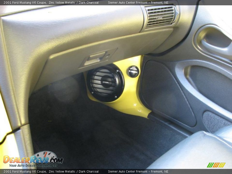 2001 Ford Mustang V6 Coupe Zinc Yellow Metallic / Dark Charcoal Photo #25