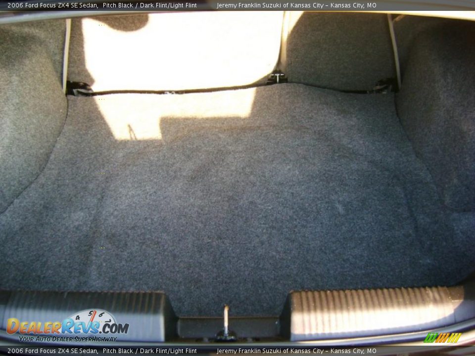 2006 Ford Focus ZX4 SE Sedan Pitch Black / Dark Flint/Light Flint Photo #7