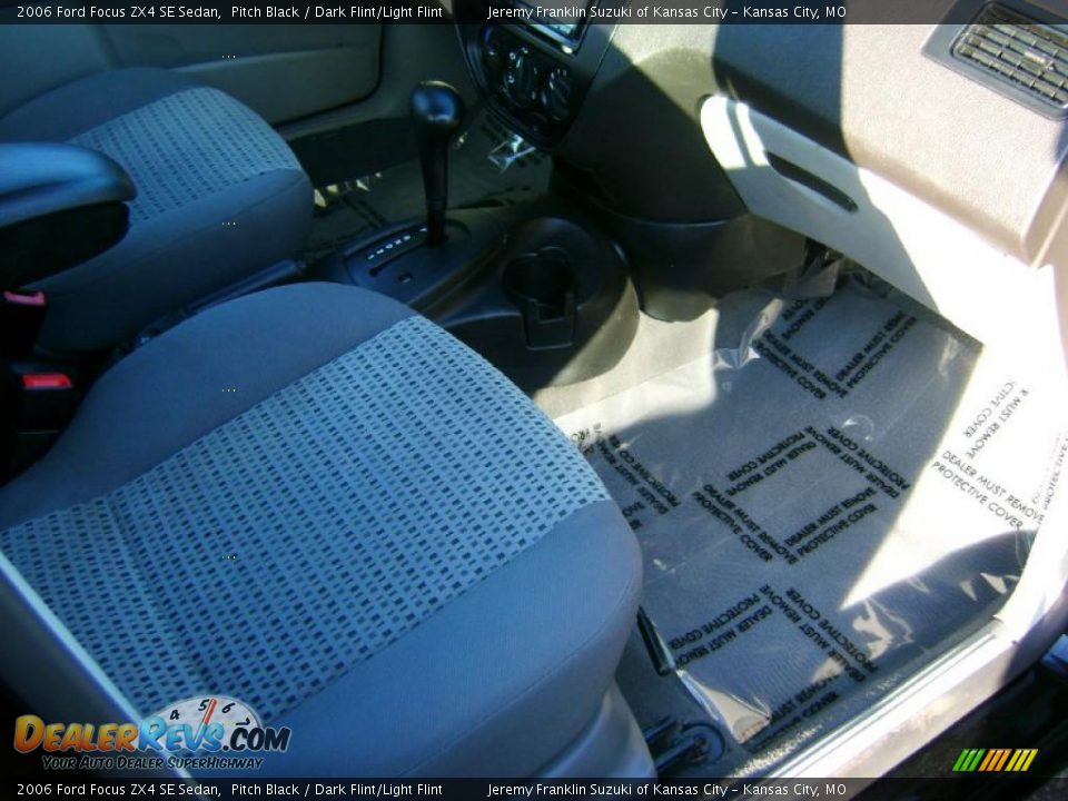 2006 Ford Focus ZX4 SE Sedan Pitch Black / Dark Flint/Light Flint Photo #10