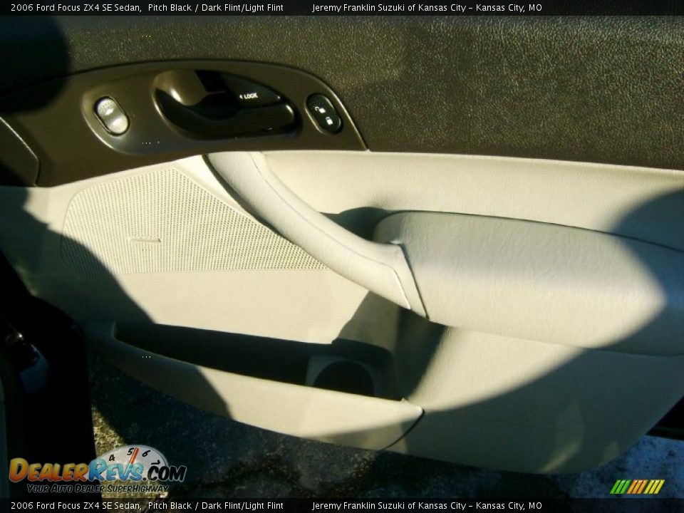 2006 Ford Focus ZX4 SE Sedan Pitch Black / Dark Flint/Light Flint Photo #11
