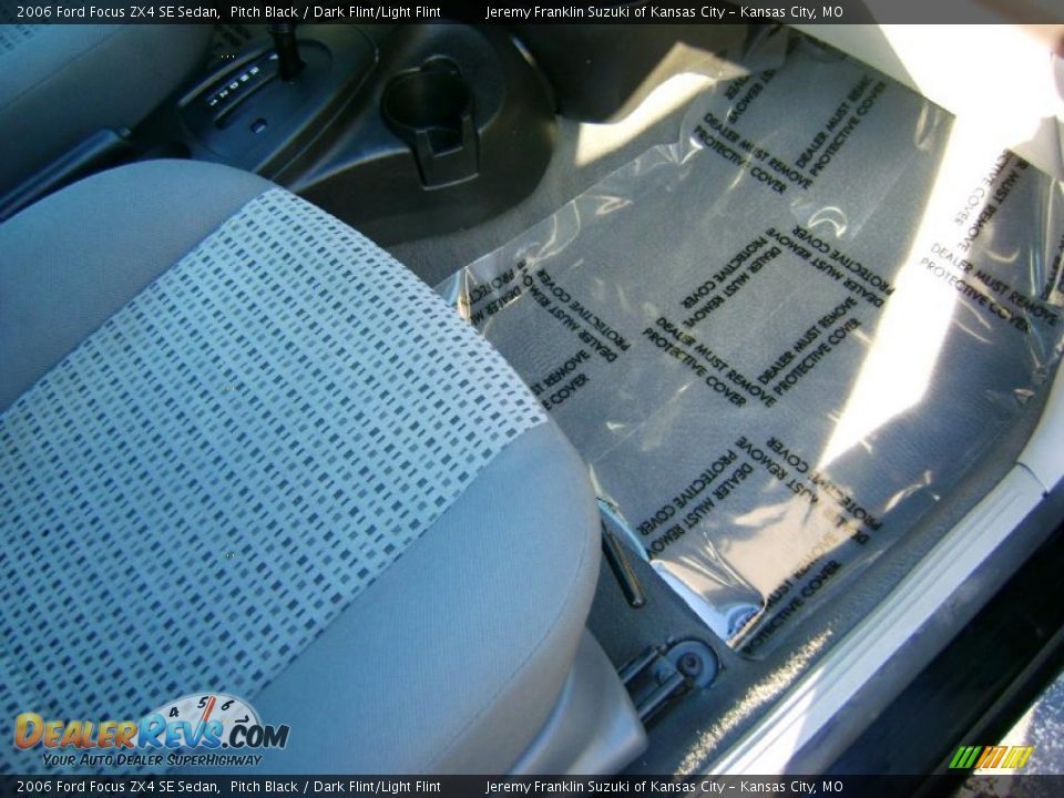 2006 Ford Focus ZX4 SE Sedan Pitch Black / Dark Flint/Light Flint Photo #13