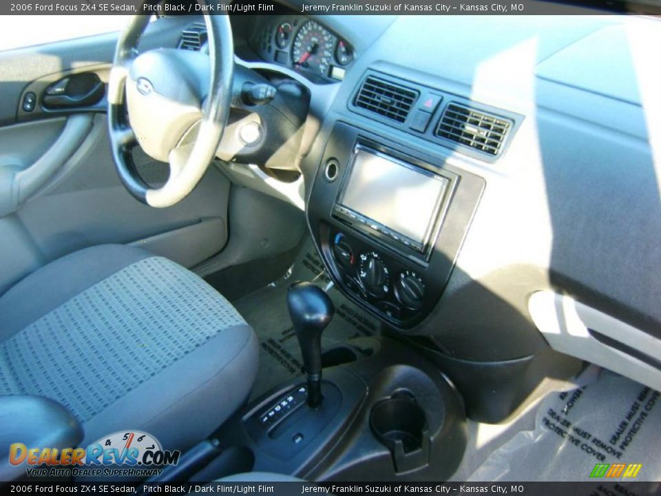 2006 Ford Focus ZX4 SE Sedan Pitch Black / Dark Flint/Light Flint Photo #14
