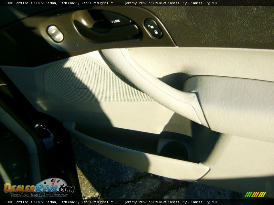 2006 Ford Focus ZX4 SE Sedan Pitch Black / Dark Flint/Light Flint Photo #15