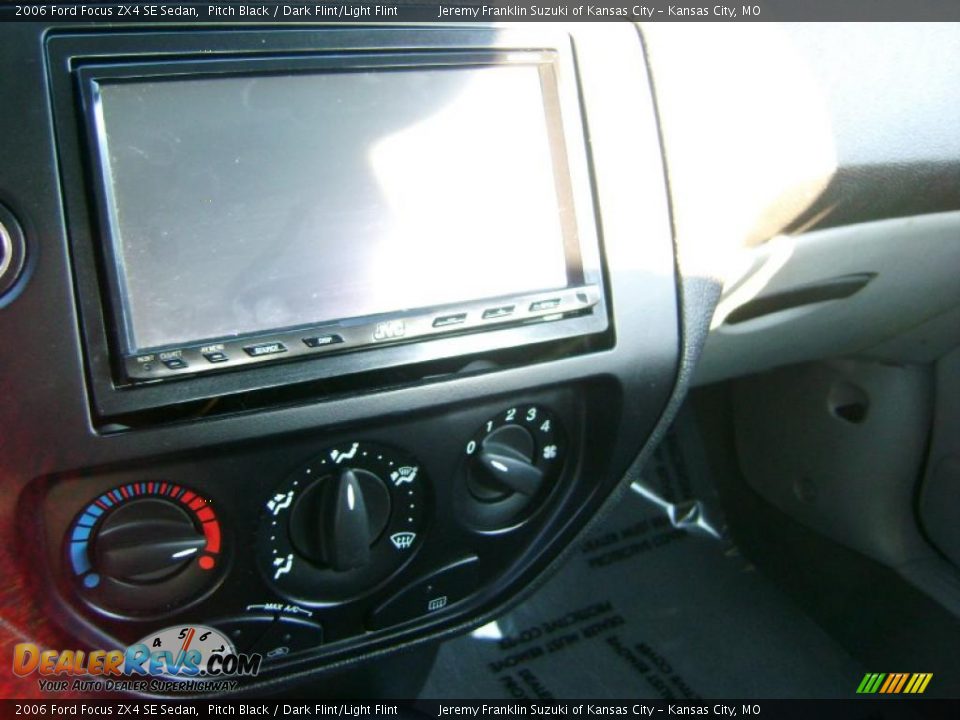 2006 Ford Focus ZX4 SE Sedan Pitch Black / Dark Flint/Light Flint Photo #17