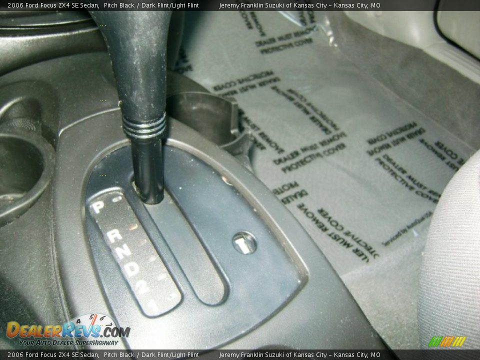 2006 Ford Focus ZX4 SE Sedan Pitch Black / Dark Flint/Light Flint Photo #18