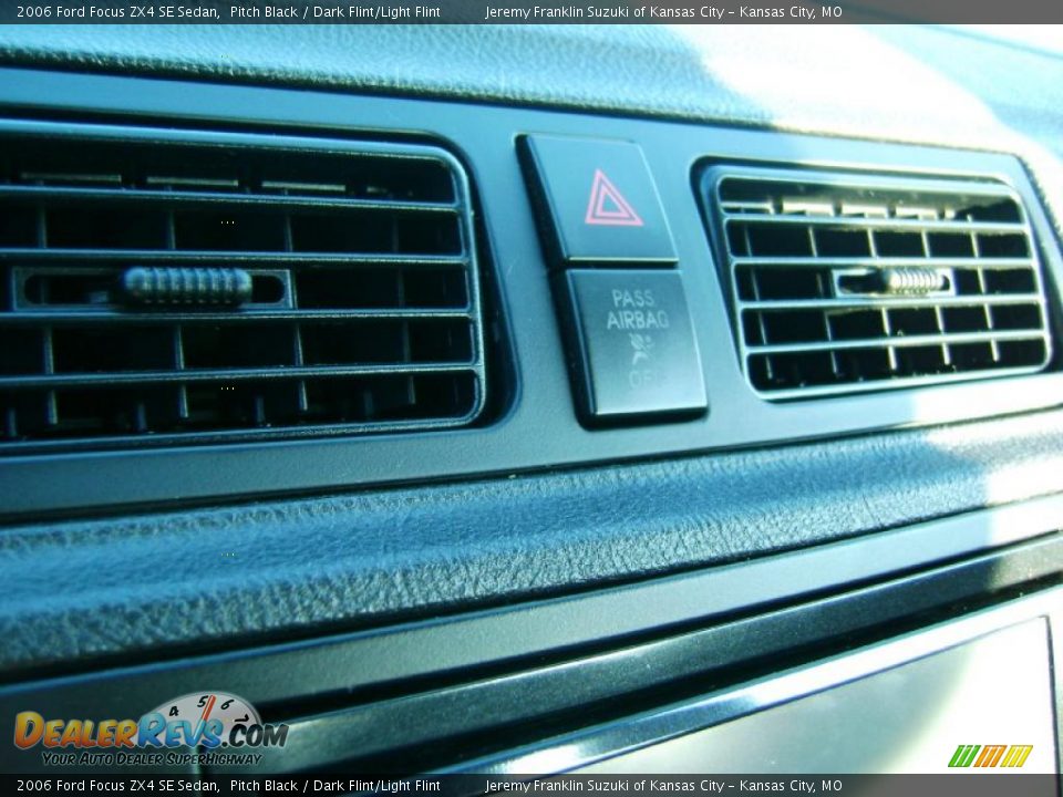 2006 Ford Focus ZX4 SE Sedan Pitch Black / Dark Flint/Light Flint Photo #20