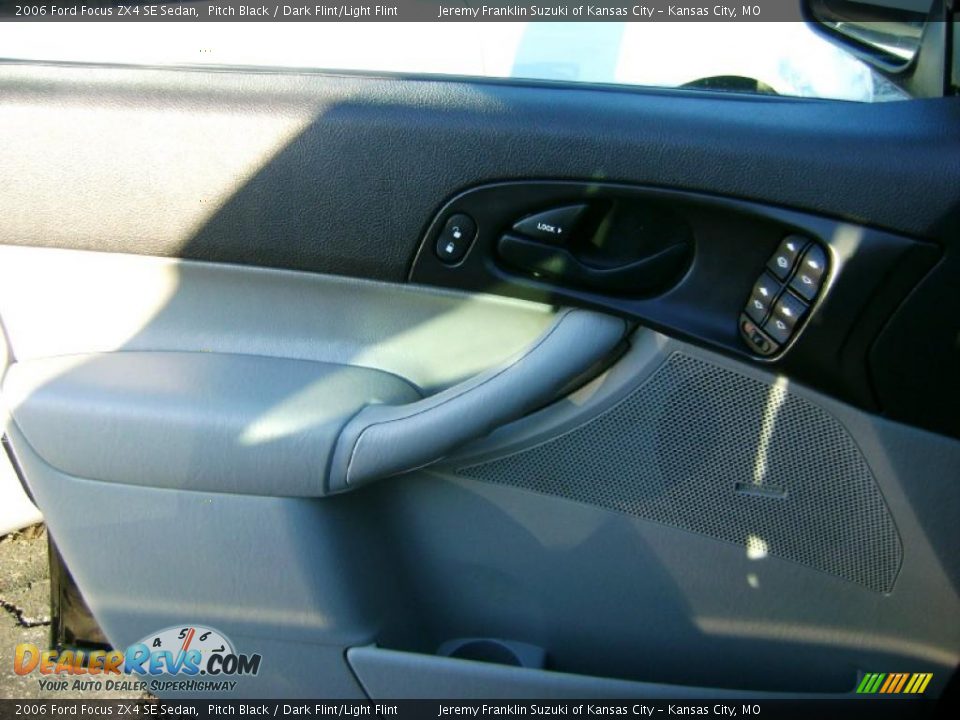 2006 Ford Focus ZX4 SE Sedan Pitch Black / Dark Flint/Light Flint Photo #23