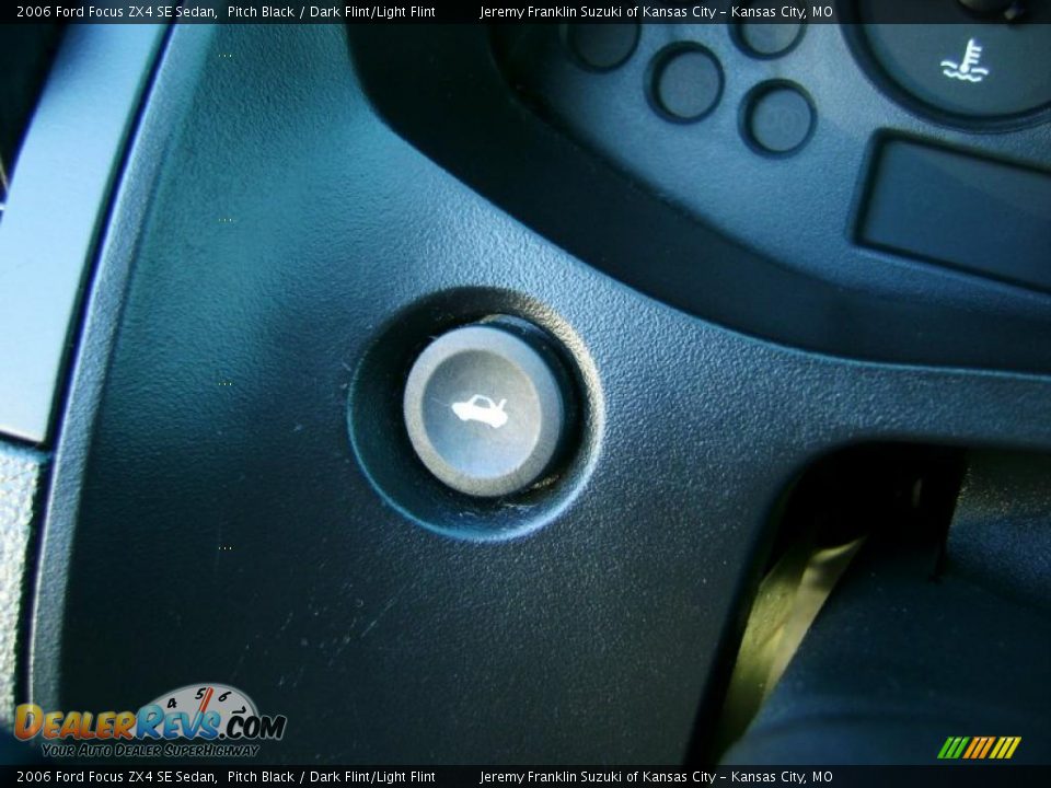 2006 Ford Focus ZX4 SE Sedan Pitch Black / Dark Flint/Light Flint Photo #24