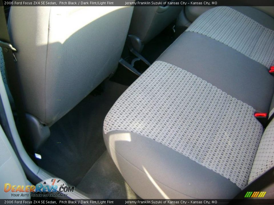 2006 Ford Focus ZX4 SE Sedan Pitch Black / Dark Flint/Light Flint Photo #25