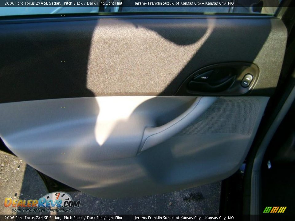 2006 Ford Focus ZX4 SE Sedan Pitch Black / Dark Flint/Light Flint Photo #27