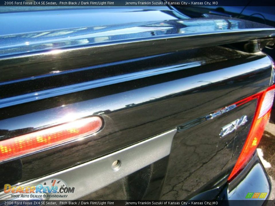 2006 Ford Focus ZX4 SE Sedan Pitch Black / Dark Flint/Light Flint Photo #28