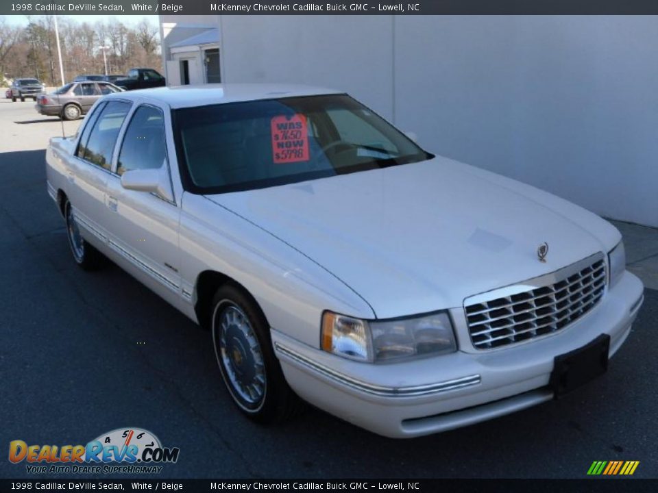 1998 Cadillac DeVille Sedan White / Beige Photo #5
