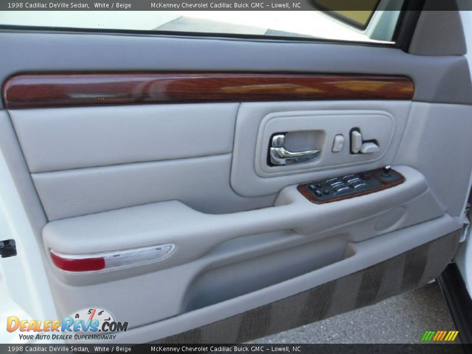1998 Cadillac DeVille Sedan White / Beige Photo #10