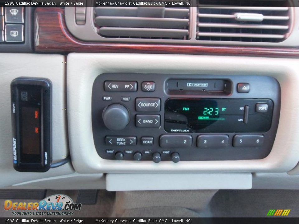1998 Cadillac DeVille Sedan White / Beige Photo #11