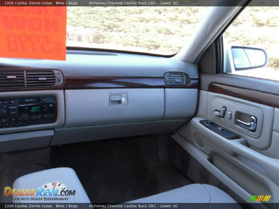1998 Cadillac DeVille Sedan White / Beige Photo #14