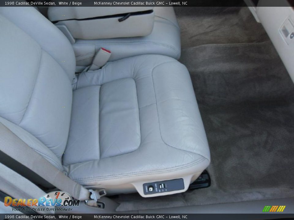 1998 Cadillac DeVille Sedan White / Beige Photo #17