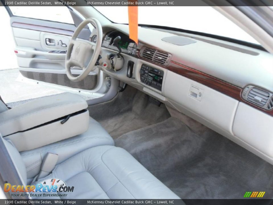 1998 Cadillac DeVille Sedan White / Beige Photo #19