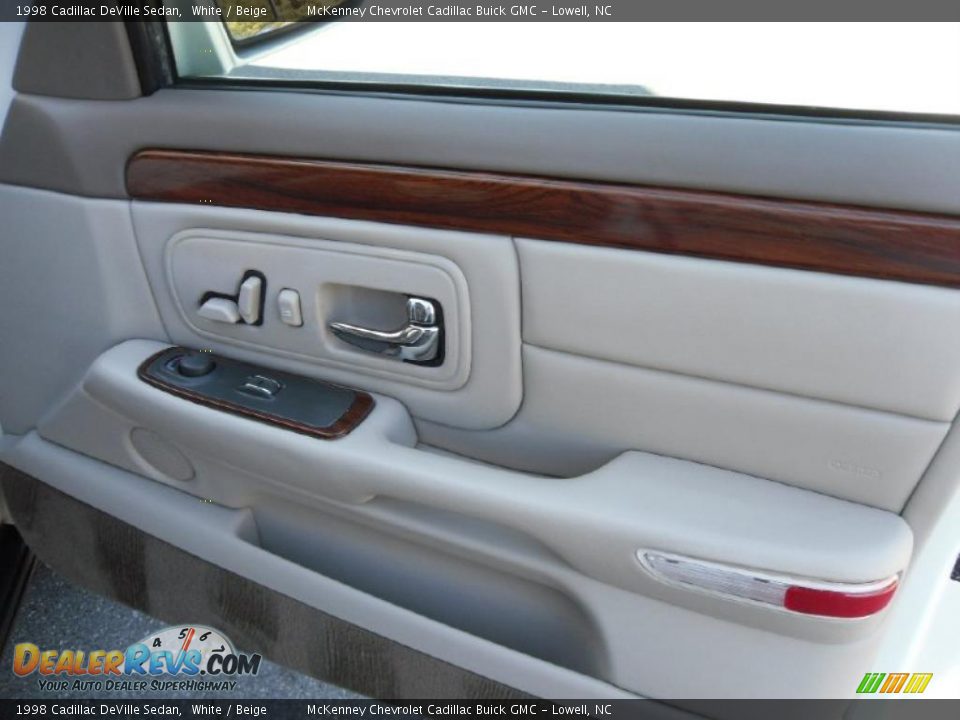 1998 Cadillac DeVille Sedan White / Beige Photo #20