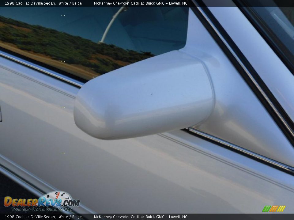 1998 Cadillac DeVille Sedan White / Beige Photo #21