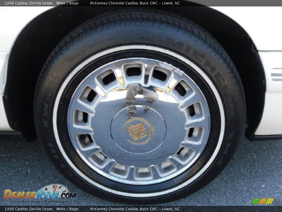 1998 Cadillac DeVille Sedan White / Beige Photo #22