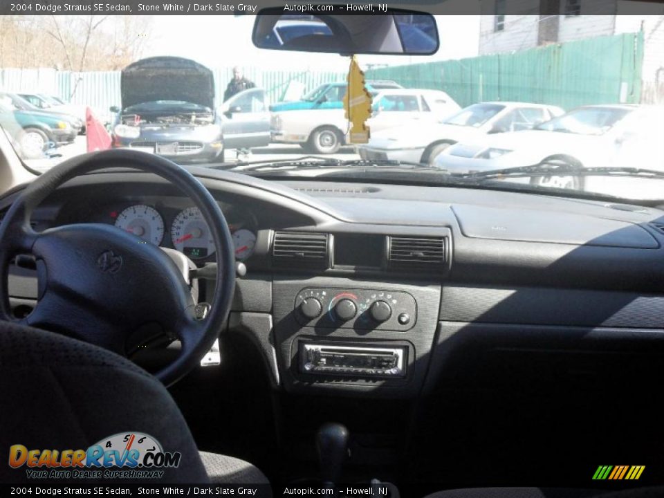 2004 Dodge Stratus SE Sedan Stone White / Dark Slate Gray Photo #12
