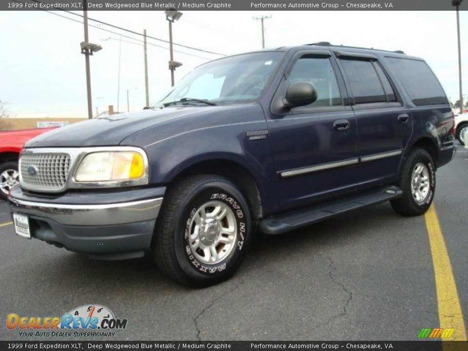 Front 3/4 View of 1999 Ford Expedition XLT Photo #2