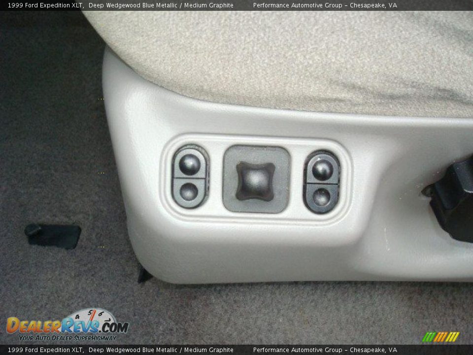 Front Seat of 1999 Ford Expedition XLT Photo #17