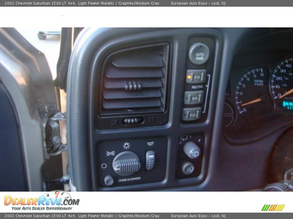 2002 Chevrolet Suburban 1500 LT 4x4 Light Pewter Metallic / Graphite/Medium Gray Photo #8