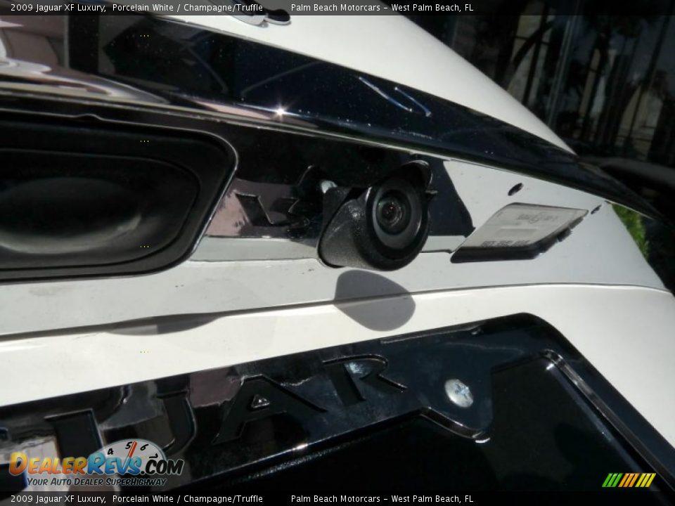 2009 Jaguar XF Luxury Porcelain White / Champagne/Truffle Photo #13