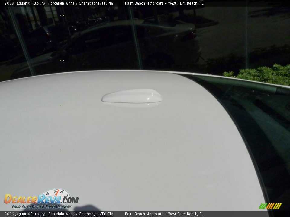 2009 Jaguar XF Luxury Porcelain White / Champagne/Truffle Photo #15