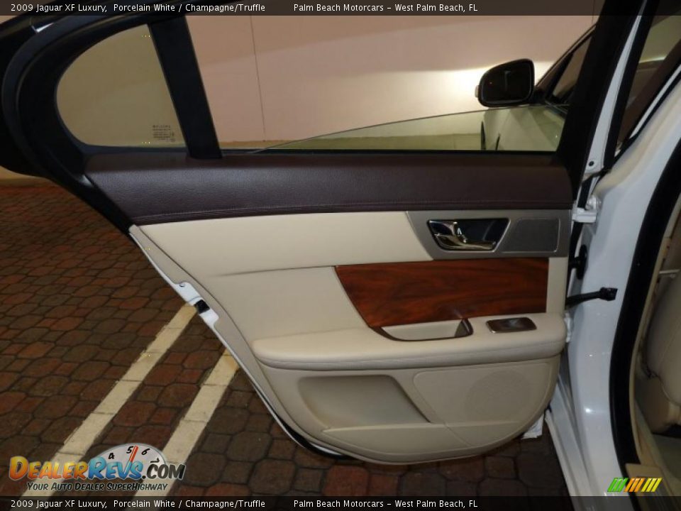 2009 Jaguar XF Luxury Porcelain White / Champagne/Truffle Photo #23