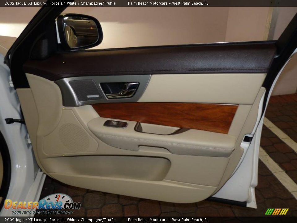 2009 Jaguar XF Luxury Porcelain White / Champagne/Truffle Photo #32