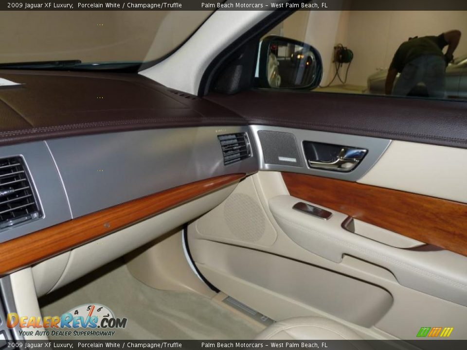 2009 Jaguar XF Luxury Porcelain White / Champagne/Truffle Photo #36