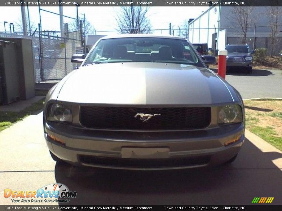 2005 Ford Mustang V6 Deluxe Convertible Mineral Grey Metallic / Medium Parchment Photo #2