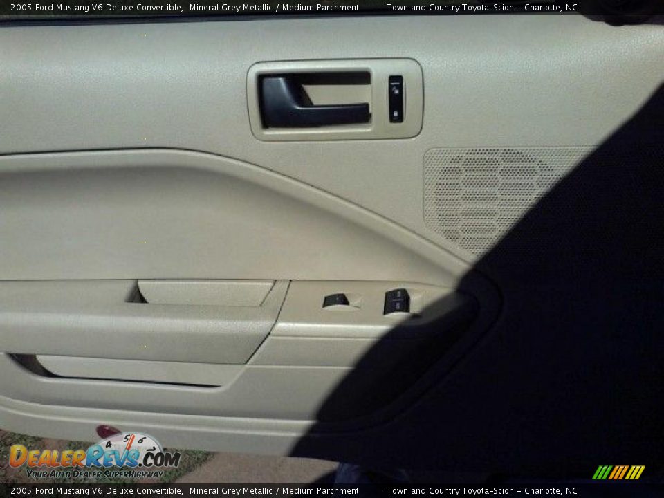 2005 Ford Mustang V6 Deluxe Convertible Mineral Grey Metallic / Medium Parchment Photo #12