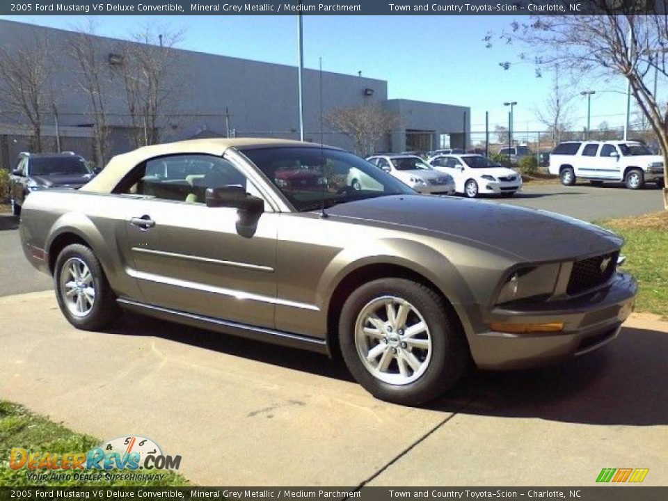 2005 Ford Mustang V6 Deluxe Convertible Mineral Grey Metallic / Medium Parchment Photo #17
